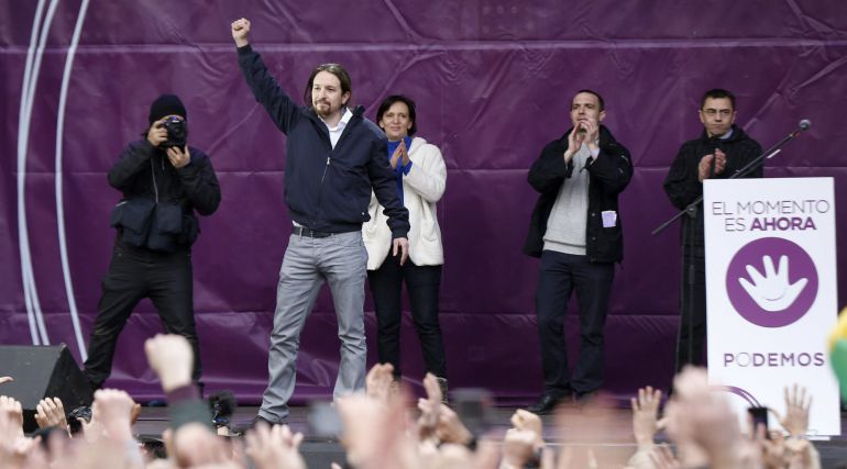 El secretario general de Podemos, Pablo Iglesias, durante su intervención desde el escenario instalado en la Puerta del Sol de Madrid, donde concluyó la 'marcha del cambio'. El secretario general de Podemos, Pablo Iglesias, durante su intervención desde el escenario instalado en la Puerta del Sol de Madrid, donde concluyó la 'marcha del cambio'.