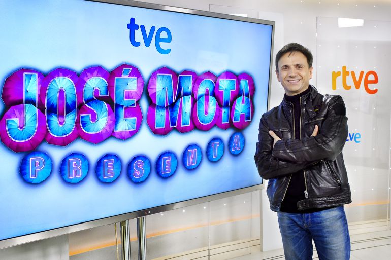 El cómico José Mota posa junto al logotipo de su nuevo programa en La 1 El cómico José Mota posa junto al logotipo de su nuevo programa en La 1
