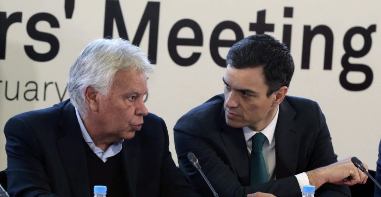 GRA071. MADRID, 21/02/2015.- El secretario general del PSOE, Pedro Sánchez (d), junto al expresidente del Gobierno español Felipe González (i), durante la cumbre que celebran hoy unos cuarenta líderes socialdemócratas en Madrid para acordar medidas con las que dar un giro a la política económica de la UE y de unidad en la lucha contra el terrorismo. EFE/Angel Díaz GRA071. MADRID, 21/02/2015.- El secretario general del PSOE, Pedro Sánchez (d), junto al expresidente del Gobierno español Felipe González (i), durante la cumbre que celebran hoy unos cuarenta líderes socialdemócratas en Madrid para acordar medidas con las que dar un giro a la política económica de la UE y de unidad en la lucha contra el terrorismo. EFE/Angel Díaz