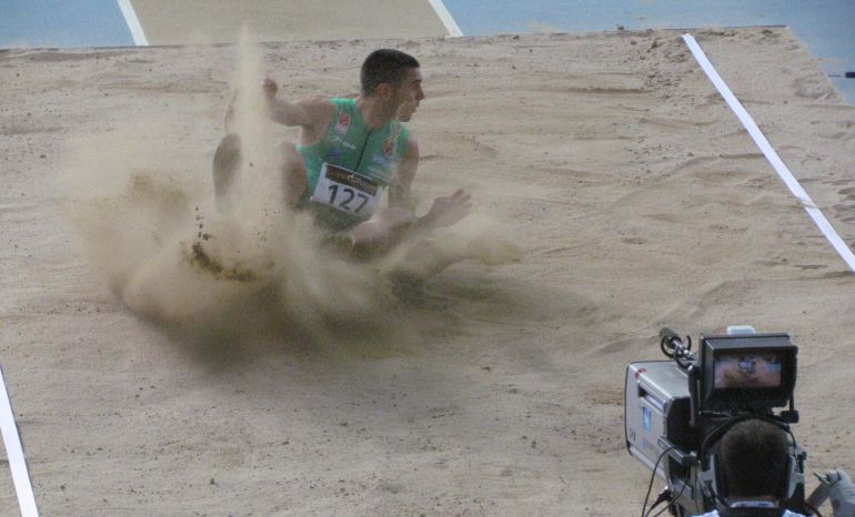 Pablo Torrijos, durante un salto en los campeonatos de España de 2014 Pablo Torrijos, durante un salto en los campeonatos de España de 2014