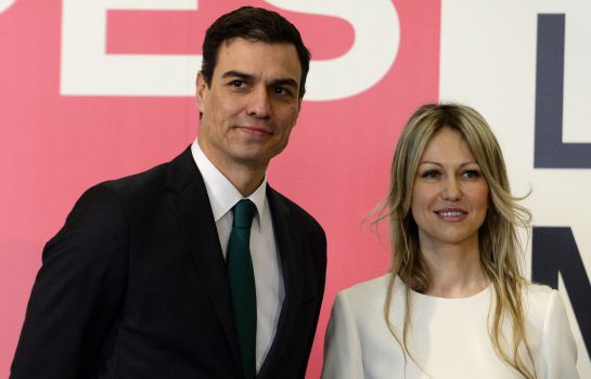 El secretario general del PSOE, Pedro Sánchez, posa junto a la líder de la polaca SLD, Magdalena Ogórek, el pasado sábado en Madrid El secretario general del PSOE, Pedro Sánchez, posa junto a la líder de la polaca SLD, Magdalena Ogórek, el pasado sábado en Madrid