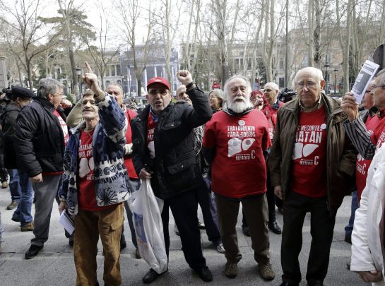 GRA123. MADRID, 20/02/2015.- Manifestantes en el exterior del Ministerio de Sanidad, donde hoy se han reunido las sociedades científicas y las asociaciones de pacientes con representantes del Ministerio para conocer el contenido del Plan Estratégico Nacional para el Abordaje de la Hepatitis C. EFE/Zipi GRA123. MADRID, 20/02/2015.- Manifestantes en el exterior del Ministerio de Sanidad, donde hoy se han reunido las sociedades científicas y las asociaciones de pacientes con representantes del Ministerio para conocer el contenido del Plan Estratégico Nacional para el Abordaje de la Hepatitis C. EFE/Zipi