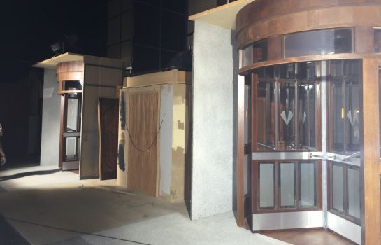 Parte trasera de las puertas giratorias de acceso al hall de Galerías Velvet Parte trasera de las puertas giratorias de acceso al hall de Galerías Velvet
