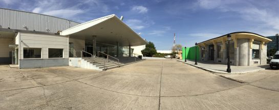 A la izquierda, Teatro Antena 3: Entrada al plató donde están los decorados interiores de las galerías 'Velvet'. A la derecha, fachada exterior de las galerías. Al fondo, la azotea de las galerías. A la izquierda, Teatro Antena 3: Entrada al plató donde están los decorados interiores de las galerías 'Velvet'. A la derecha, fachada exterior de las galerías. Al fondo, la azotea de las galerías.