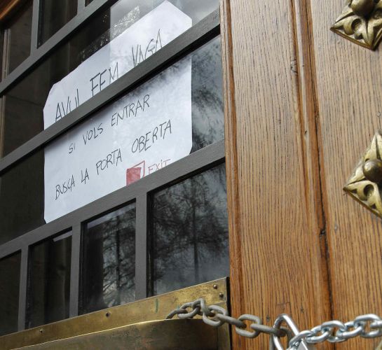 "Hoy hacemos huelga, si quereis entrar buscad la puerta abierta" "Hoy hacemos huelga, si quereis entrar buscad la puerta abierta"