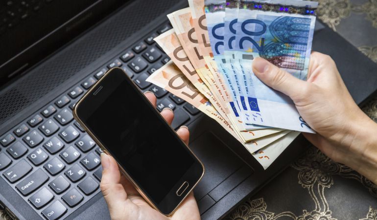 Las monedas y los billetes frente a las formas de pago a través del móvil Las monedas y los billetes frente a las formas de pago a través del móvil