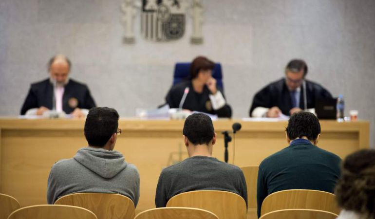 Tres responsables de la web Youkioke durante el juicio en la Audiencia Nacional. Tres responsables de la web Youkioke durante el juicio en la Audiencia Nacional.