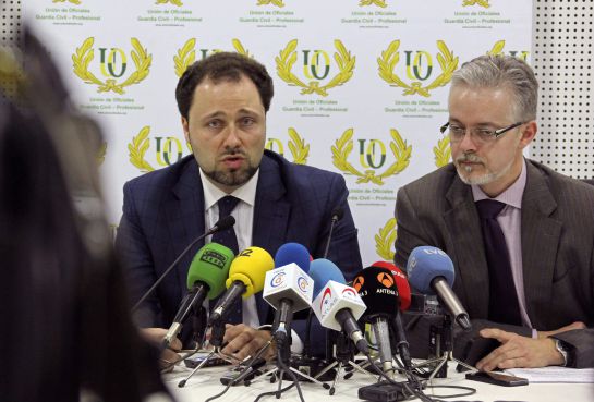GRA383. CEUTA, 03/03/2015.- Jesús Martín Vázquez (i), abogado defensor del capitán de la Guardia Civil imputado por la tragedia del Tarajal y portavoz de la Unión de Oficiales de la Guardia Civil (UO), durante la rueda de prensa que ha ofrecido hoy. Martín Vázquez ha asegurado que el capitán ha defendido la actuación de los agentes y ha contestado hoy todas las preguntas del ministerio fiscal y de la jueza. EFE/Reduan GRA383. CEUTA, 03/03/2015.- Jesús Martín Vázquez (i), abogado defensor del capitán de la Guardia Civil imputado por la tragedia del Tarajal y portavoz de la Unión de Oficiales de la Guardia Civil (UO), durante la rueda de prensa que ha ofrecido hoy. Martín Vázquez ha asegurado que el capitán ha defendido la actuación de los agentes y ha contestado hoy todas las preguntas del ministerio fiscal y de la jueza. EFE/Reduan