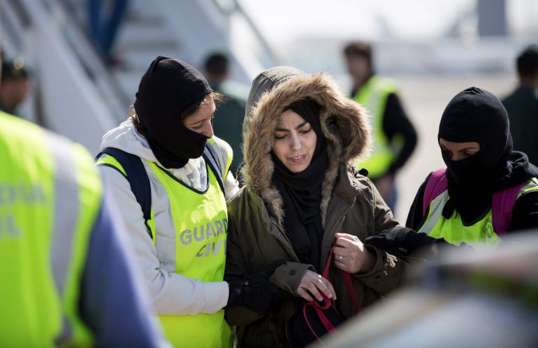 Fotografía facilitada por la Guardia Civil de la detención en el aeropuerto de Barcelona, de una mujer marroquí residente en España, S.Y., que pretendía viajar a Siria para unirse al Estado Islámico o Daesh. Fotografía facilitada por la Guardia Civil de la detención en el aeropuerto de Barcelona, de una mujer marroquí residente en España, S.Y., que pretendía viajar a Siria para unirse al Estado Islámico o Daesh.