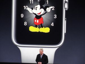 Tim Cook, CEO de Apple, delante del Apple Watch con diseño de Disney Tim Cook, CEO de Apple, delante del Apple Watch con diseño de Disney
