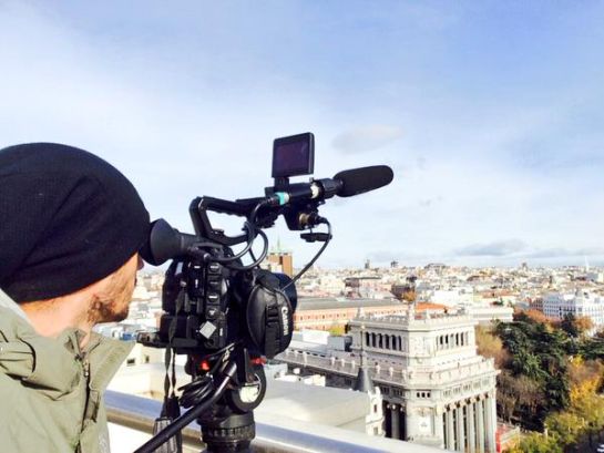Santi Trancho mira a través de su cámara en Madrid Santi Trancho mira a través de su cámara en Madrid