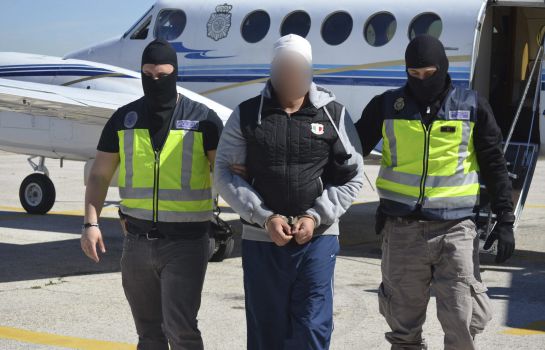 Traslado de uno de los dos jóvenes detenidos en Ceuta en el marco de una operación contra el terrorismo yihadista. Traslado de uno de los dos jóvenes detenidos en Ceuta en el marco de una operación contra el terrorismo yihadista.