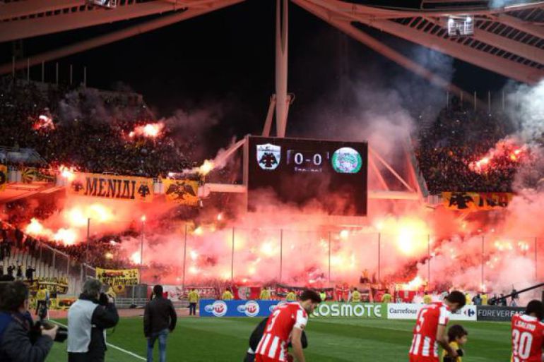 Los jugadores de Olympiacos y el equipo arbitral tuvieron que refugiarse en los vestuarios Los jugadores de Olympiacos y el equipo arbitral tuvieron que refugiarse en los vestuarios