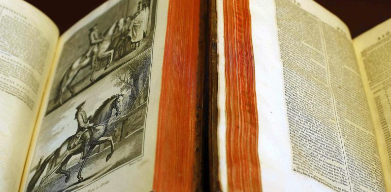 Detales de dos de los 28 tomos de la primera edición de la Enciclopedia francesa que la Real Academia Española (RAE) compró en París en el último tercio del XVIII, a pesar de que estaba prohibida en España y que han inspirado al escritor Arturo Pérez-Reverte para su nueva novela, 'Hombres buenos', una intriga ambientada en ese mismo siglo. Detales de dos de los 28 tomos de la primera edición de la Enciclopedia francesa que la Real Academia Española (RAE) compró en París en el último tercio del XVIII, a pesar de que estaba prohibida en España y que han inspirado al escritor Arturo Pérez-Reverte para su nueva novela, 'Hombres buenos', una intriga ambientada en ese mismo siglo.