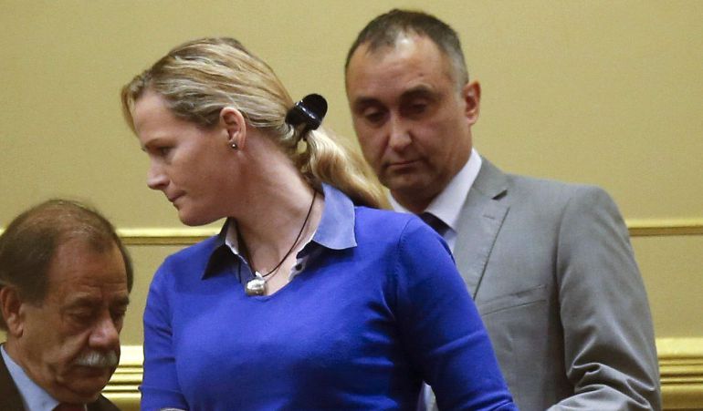 GRA068 MADRID, 11/03/2015.- La capitán del Ejército Zaida Cantera que ha denunciado haber sufrido acoso sexual y laboral en un libro escrito por la diputada de UPyD Irene Lozano, acompañada de su marido, José Lóbez (detrás), tras asistir en la tribuna de invitados del Congreso, que hoy celebra sesión de control en la que el ministro de Defensa, Pedro Morenés, respondió a una pregunta relativa al tema formulada por Lozano. EFE/Sergio Barrenechea GRA068 MADRID, 11/03/2015.- La capitán del Ejército Zaida Cantera que ha denunciado haber sufrido acoso sexual y laboral en un libro escrito por la diputada de UPyD Irene Lozano, acompañada de su marido, José Lóbez (detrás), tras asistir en la tribuna de invitados del Congreso, que hoy celebra sesión de control en la que el ministro de Defensa, Pedro Morenés, respondió a una pregunta relativa al tema formulada por Lozano. EFE/Sergio Barrenechea