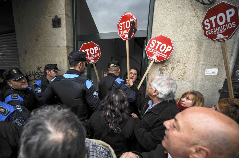 GRA217 OURENSE, 03/03/2015.- Una familia de Ourense, con un bebé de un año de edad y otra hija en la adolescencia ha tenido que abandonar hoy finalmente la vivienda en la que residían en régimen de alquiler en la capital orensana desde hace un año, lo que ha ocurrido por no poder hacer frente a los gastos derivados del piso y de manutención. EFE/Brais Lorenzo GRA217 OURENSE, 03/03/2015.- Una familia de Ourense, con un bebé de un año de edad y otra hija en la adolescencia ha tenido que abandonar hoy finalmente la vivienda en la que residían en régimen de alquiler en la capital orensana desde hace un año, lo que ha ocurrido por no poder hacer frente a los gastos derivados del piso y de manutención. EFE/Brais Lorenzo