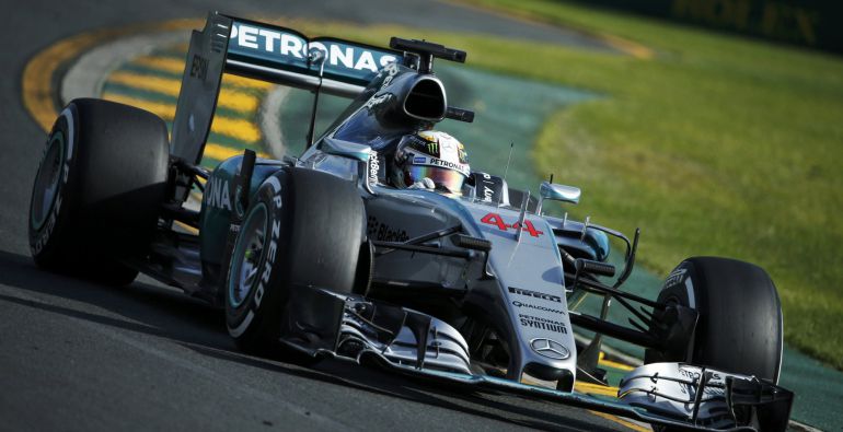 Lewis Hamilton negocia una curva en el trazado de Albert Park Lewis Hamilton negocia una curva en el trazado de Albert Park