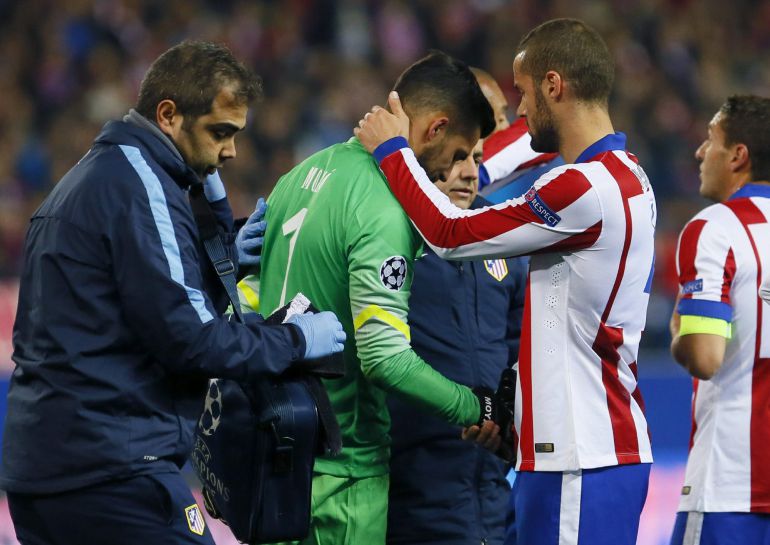 GRA499. MADRID, 17/03/2015.- El portero del Atlético de Madrid Miguel Ángel Moyá (c) tras ser sustituido por lesión durante partido de vuelta de octavos de final de la Liga de Campeones, disputado ante el Bayern Leverkusen esta noche en el estadio Vicente Calderón. EFE/JuanJo Martín GRA499. MADRID, 17/03/2015.- El portero del Atlético de Madrid Miguel Ángel Moyá (c) tras ser sustituido por lesión durante partido de vuelta de octavos de final de la Liga de Campeones, disputado ante el Bayern Leverkusen esta noche en el estadio Vicente Calderón. EFE/JuanJo Martín