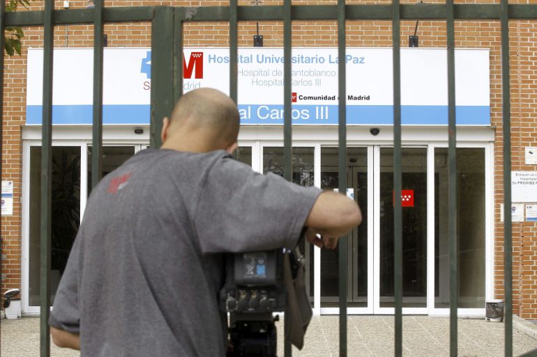 Un cámara graba a las puertas del Hospital Carlos III tras el caso de ébola de Teresa Romero Un cámara graba a las puertas del Hospital Carlos III tras el caso de ébola de Teresa Romero