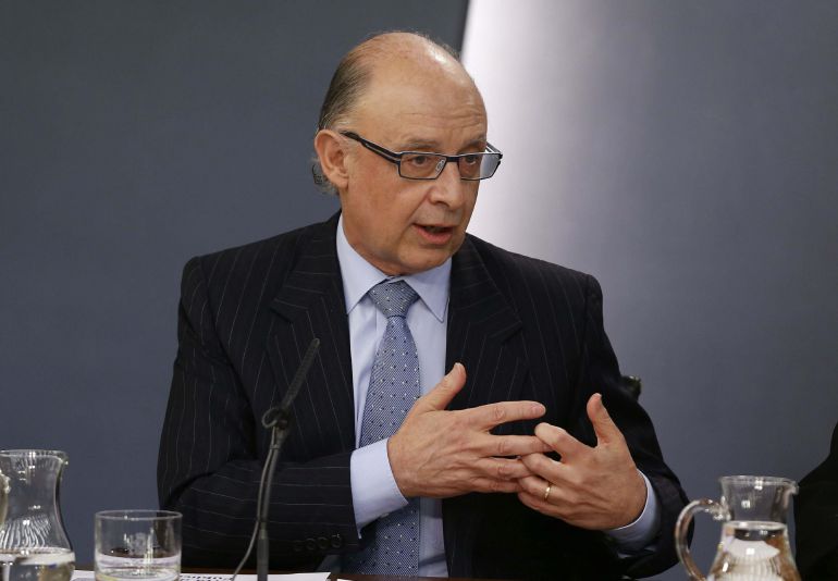 El ministro de Hacienda, Cristóbal Montoro, durante la rueda de prensa posterior a la reunión del Consejo de Ministros celebrado hoy en La Moncloa. El ministro de Hacienda, Cristóbal Montoro, durante la rueda de prensa posterior a la reunión del Consejo de Ministros celebrado hoy en La Moncloa.