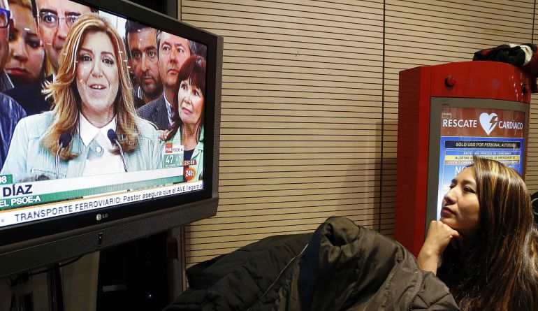 Una simpatizante del PSOE observa en la sede federal la comparecencia por televisión de la candidata socialista a la Presidencia de la Junta de Andalucía, Susana Díaz, para valorar los resultados de las elecciones, en las que ha conseguido 47 escaños Una simpatizante del PSOE observa en la sede federal la comparecencia por televisión de la candidata socialista a la Presidencia de la Junta de Andalucía, Susana Díaz, para valorar los resultados de las elecciones, en las que ha conseguido 47 escaños