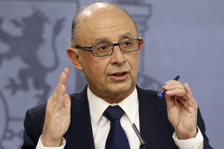 GRA234. MADRID, 27/03/2015.- El ministro de Hacienda y Administraciones Públicas, Cristóbal Montoro, durante la conferencia de prensa posterior al Consejo de Ministros, hoy en el Palacio de la Moncloa. EFE/Fernando Alvarado GRA234. MADRID, 27/03/2015.- El ministro de Hacienda y Administraciones Públicas, Cristóbal Montoro, durante la conferencia de prensa posterior al Consejo de Ministros, hoy en el Palacio de la Moncloa. EFE/Fernando Alvarado