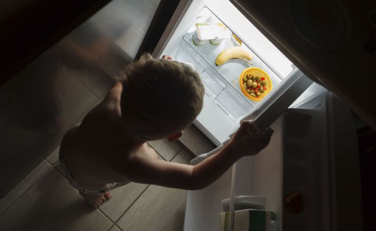 Un niño abre un frigorífico casi vacío / GETTY IMAGES Un niño abre un frigorífico casi vacío / GETTY IMAGES