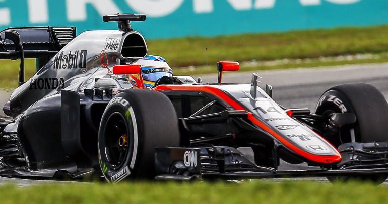 Fernando Alonso, en el trazado de Sepang, donde solo ha podido recorrer 22 vueltas en el GP de Malasia. Fernando Alonso, en el trazado de Sepang, donde solo ha podido recorrer 22 vueltas en el GP de Malasia.