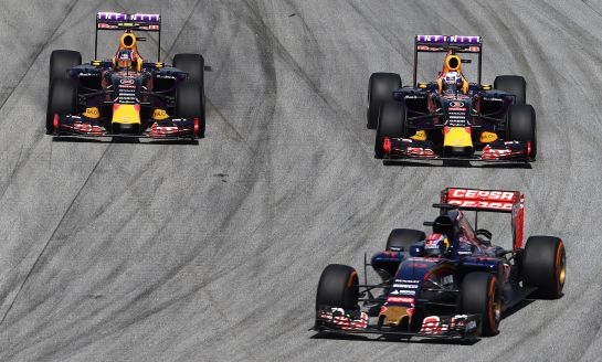 Daniel Ricciardo y Daniil Kvyat, por detrás del Toro Rosso de Max Verstappen. Daniel Ricciardo y Daniil Kvyat, por detrás del Toro Rosso de Max Verstappen.