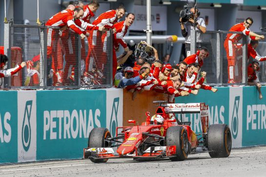 Vettel cruza la línea de meta como ganador del GP de Malasia. Vettel cruza la línea de meta como ganador del GP de Malasia.