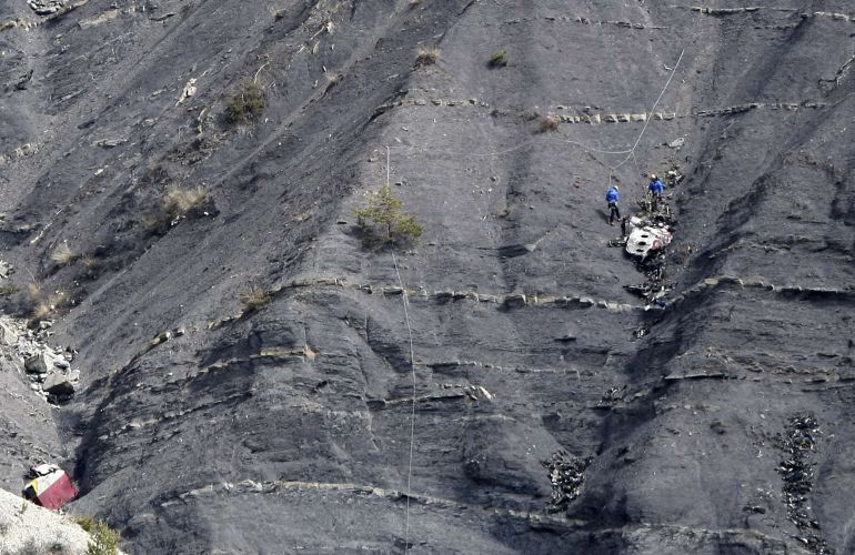 Labores de rescate en los Alpes, tras el impacto del avión de Germanwings. Labores de rescate en los Alpes, tras el impacto del avión de Germanwings.