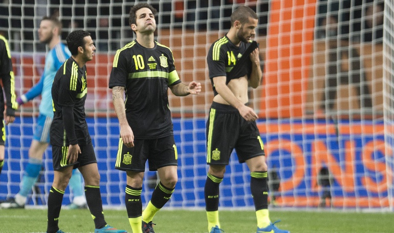 Francesc Fabregas (C) and Mario Suarez (R) of Spain react after the second goal by the Netherlands during their international soccer friendly match at the Amsterdam Arena March 31, 2015. REUTERS/Toussaint Kluiters/United Photos Francesc Fabregas (C) and Mario Suarez (R) of Spain react after the second goal by the Netherlands during their international soccer friendly match at the Amsterdam Arena March 31, 2015. REUTERS/Toussaint Kluiters/United Photos