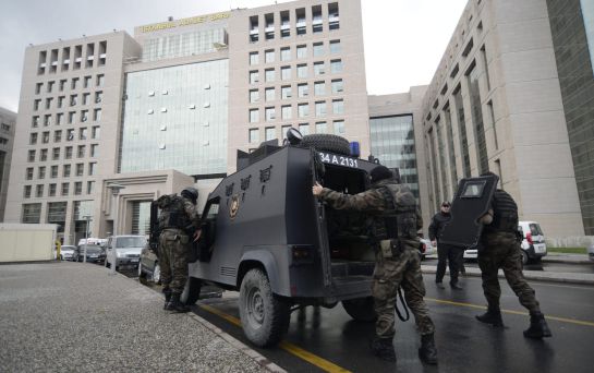 IST18 ESTAMBUL (TURQUÍA) 31/03/2015.- Miembros de las Fuerzas Especiales turcas toman posiciones después de que un grupo de desconocidos penetraran hoy en el edificio del Palacio de Justicia Caglayan y tomaran como rehen a un fiscal en Estambul (Turquía) hoy, martes 31 de marzo de 2015. El fiscal, identificado por el diario Hürriyet como Mehmet Selim Kiraz, está vinculado al juicio por el asesinato de una víctima de las manifestaciones del parque Gezi. EFE/Deniz Toprak IST18 ESTAMBUL (TURQUÍA) 31/03/2015.- Miembros de las Fuerzas Especiales turcas toman posiciones después de que un grupo de desconocidos penetraran hoy en el edificio del Palacio de Justicia Caglayan y tomaran como rehen a un fiscal en Estambul (Turquía) hoy, martes 31 de marzo de 2015. El fiscal, identificado por el diario Hürriyet como Mehmet Selim Kiraz, está vinculado al juicio por el asesinato de una víctima de las manifestaciones del parque Gezi. EFE/Deniz Toprak