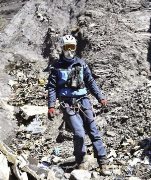 GRA144 SEYNE LES ALPES (FRANCIA) 1/4/2015- Fotografía facilitada por el Ministerio de Interior galo hoy miércoles 1 de abril de 2015 que muestra a los miembros de los equipos de rescate mientras revisan restos del fuselaje del avión en el lugar de la catástrofe aérea del Airbus A320 de Germanwings que cubría la ruta Barcelona-Düsseldorf en los Alpes franceses, cerca de Seyne les Alpes (Francia). EFE/Y. MALENFER DICOM-Ministerio de Interior galo FOTO CEDIDA SOLO USO EDITORIAL PROHIBIDA SU VENTA GRA144 SEYNE LES ALPES (FRANCIA) 1/4/2015- Fotografía facilitada por el Ministerio de Interior galo hoy miércoles 1 de abril de 2015 que muestra a los miembros de los equipos de rescate mientras revisan restos del fuselaje del avión en el lugar de la catástrofe aérea del Airbus A320 de Germanwings que cubría la ruta Barcelona-Düsseldorf en los Alpes franceses, cerca de Seyne les Alpes (Francia). EFE/Y. MALENFER DICOM-Ministerio de Interior galo FOTO CEDIDA SOLO USO EDITORIAL PROHIBIDA SU VENTA