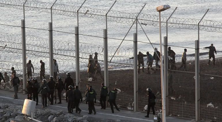 Imágenes de aquel 6 de febrero de 2014 en la playa del Tarajal, en Ceuta / EFE/Reduan Imágenes de aquel 6 de febrero de 2014 en la playa del Tarajal, en Ceuta / EFE/Reduan