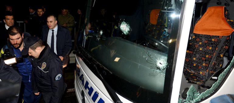 El autobús del Fenerbahce recibió varios disparos cuando se dirigía al aeropuerto de Trebisonda tras un partido. El autobús del Fenerbahce recibió varios disparos cuando se dirigía al aeropuerto de Trebisonda tras un partido.