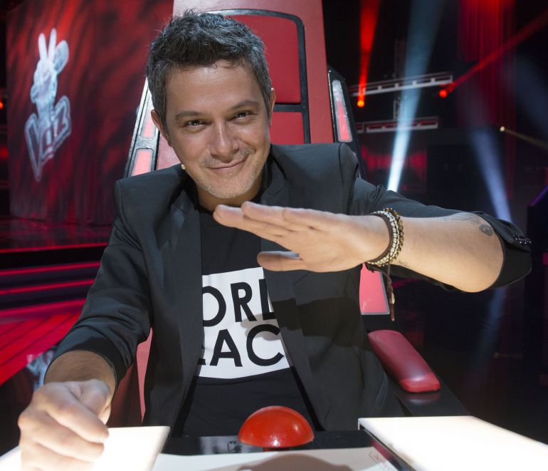 Alejando Sanz, en el pulsador de 'La voz' Alejando Sanz, en el pulsador de 'La voz'