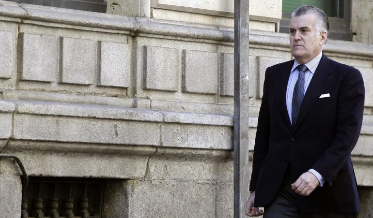 El extesorero del PP Luis Bárcenas acudiendo a firmar a la sede de la Audiencia Nacional. El extesorero del PP Luis Bárcenas acudiendo a firmar a la sede de la Audiencia Nacional.