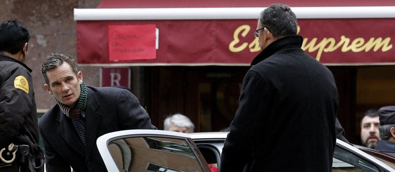 El duque de Palma, Iñaki Urdangarin, acompañado de su abogado, Mario Pascual Vives (derecha), a su llegada a los juzgados de Palma El duque de Palma, Iñaki Urdangarin, acompañado de su abogado, Mario Pascual Vives (derecha), a su llegada a los juzgados de Palma