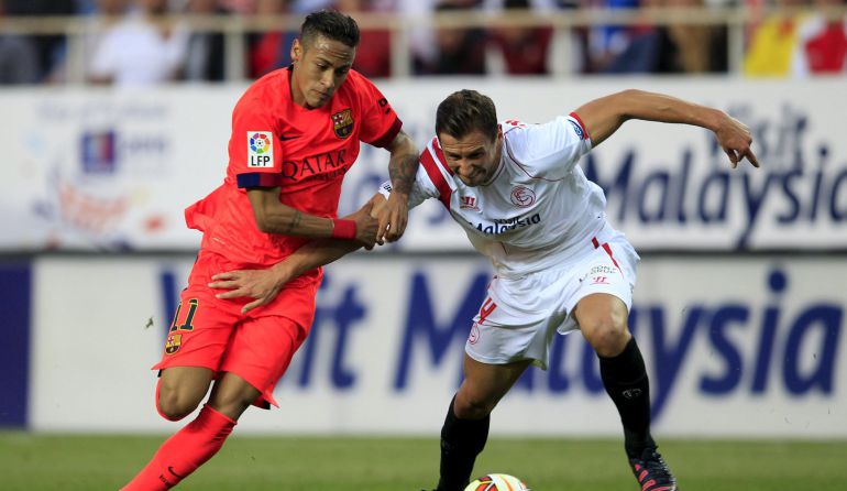 Neymar y Krychowiak pelean por el cuero. Neymar y Krychowiak pelean por el cuero.