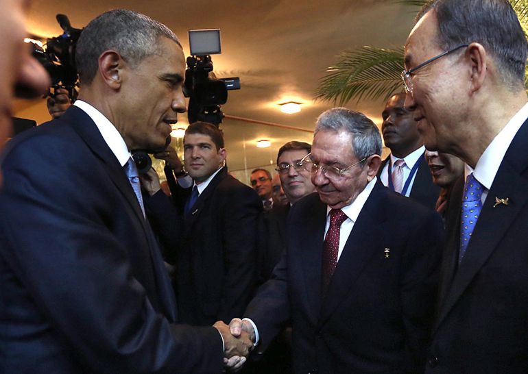 Handout picture released by the Panamanian Presidency showing Cuban President Raul Castro (2-R) and US President Barack Obama (L) shaking hands as Castro's grandson and bodyguard Raul Rodriguez Castro (2-L), Cuban Foreign Minister Bruno Rodriguez (C) and United Nations chief Ban Ki-moon (R) look on, moments before the opening ceremony of the VII Americas Summit, in Panama City on April 10, 2015. AFP PHOTO / PRESIDENCIA PANAMA --- RESTRICTED TO EDITORIAL USE - MANDATORY CREDIT "AFP PHOTO / PRESIDENCIA PANAMA" - NO MARKETING NO ADVERTISING CAMPAIGNS - DISTRIBUTED AS A SERVICE TO CLIENTS Handout picture released by the Panamanian Presidency showing Cuban President Raul Castro (2-R) and US President Barack Obama (L) shaking hands as Castro's grandson and bodyguard Raul Rodriguez Castro (2-L), Cuban Foreign Minister Bruno Rodriguez (C) and United Nations chief Ban Ki-moon (R) look on, moments before the opening ceremony of the VII Americas Summit, in Panama City on April 10, 2015. AFP PHOTO / PRESIDENCIA PANAMA --- RESTRICTED TO EDITORIAL USE - MANDATORY CREDIT "AFP PHOTO / PRESIDENCIA PANAMA" - NO MARKETING NO ADVERTISING CAMPAIGNS - DISTRIBUTED AS A SERVICE TO CLIENTS