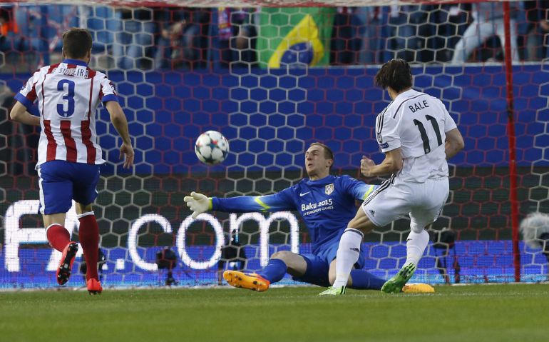GRA448. MADRID, 14/04/2015.- El centrocampista galés del Real Madrid Gareth Bale (d) dispara a puerta ante el portero esloveno del Atlético de Madrid Jan Oblak (2d), durante el partido de ida de cuartos de final de Liga de Campeones disputado esta noche en el estadio Vicente Calderón. EFE/Kiko Huesca GRA448. MADRID, 14/04/2015.- El centrocampista galés del Real Madrid Gareth Bale (d) dispara a puerta ante el portero esloveno del Atlético de Madrid Jan Oblak (2d), durante el partido de ida de cuartos de final de Liga de Campeones disputado esta noche en el estadio Vicente Calderón. EFE/Kiko Huesca