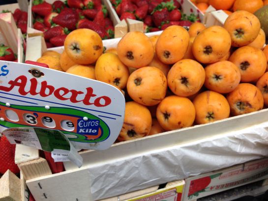 Nísperos y fresas en el Mercado de Barceló. Nísperos y fresas en el Mercado de Barceló.