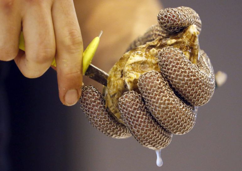 Instante capturado en el Campeonato de España de Abridores de Ostras, disputado en el Salón de Gourmets. Instante capturado en el Campeonato de España de Abridores de Ostras, disputado en el Salón de Gourmets.