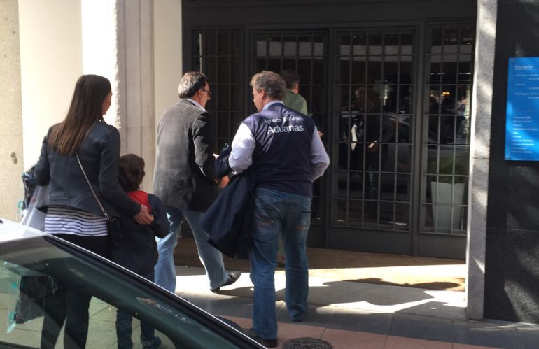 Agentes del servicio de Aduanas, durante el registro del domilio particular de Rodrigo Rato. Agentes del servicio de Aduanas, durante el registro del domilio particular de Rodrigo Rato.