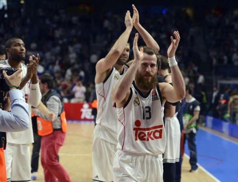 Los jugadores blancos celebran la victoria ante en Anadolu Efes Los jugadores blancos celebran la victoria ante en Anadolu Efes