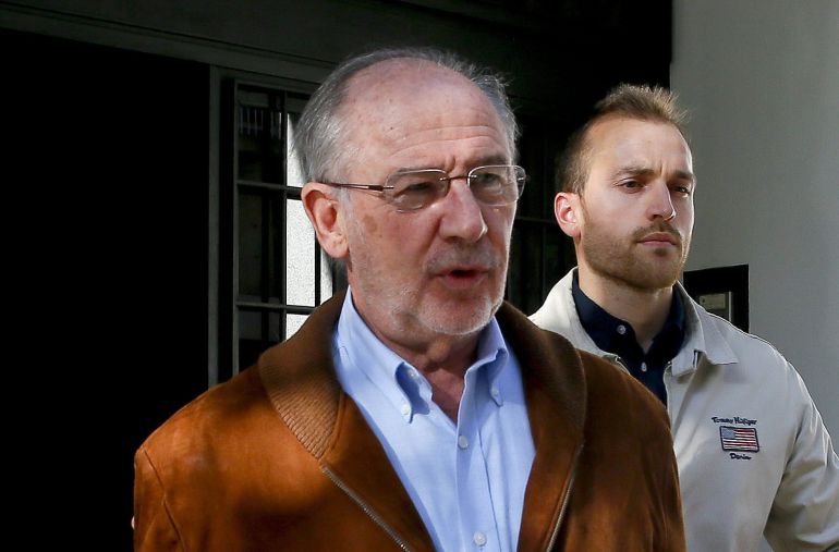 El exvicepresidente del Gobierno Rodrigo Rato sale de su domicilio del barrio de Salamanca de Madrid, donde numerosos medios de comunicación esperan noticias El exvicepresidente del Gobierno Rodrigo Rato sale de su domicilio del barrio de Salamanca de Madrid, donde numerosos medios de comunicación esperan noticias
