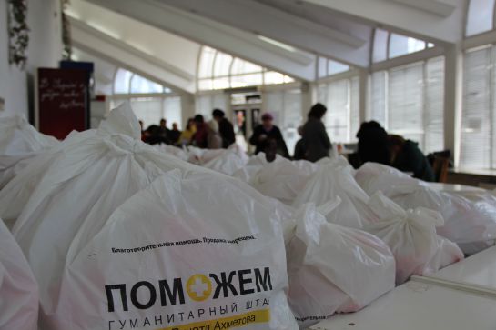 Varias personas de Donetsk hacen cola para recoger bolsas de ayuda humanitaria. Varias personas de Donetsk hacen cola para recoger bolsas de ayuda humanitaria.