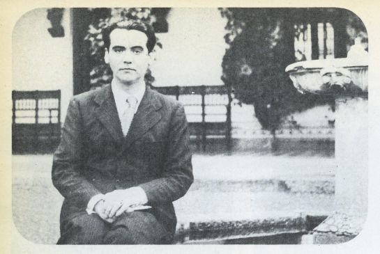 Federico García Lorca en Toledo en la Plazoleta de Los Olmos en los años 30. Federico García Lorca en Toledo en la Plazoleta de Los Olmos en los años 30.