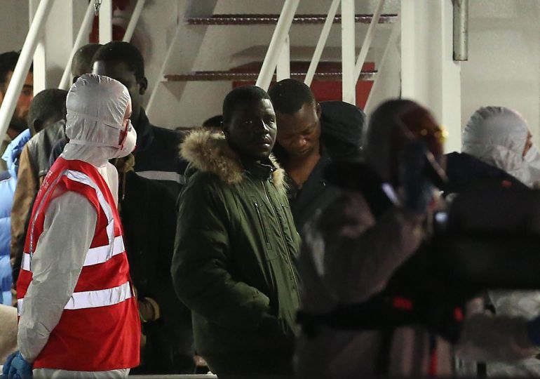 CAT03. CATANIA (ITALIA), 21/04/2015.- Superviventes de un naufragio llegan hoy, martes 21 de abril de 2015, en el barco guardacostas Bruno Gregoretti al puerto de Catania (Italia). Los inmigrantes que sobrevivieron al naufragio del domingo frente a Libia llegaron a las 23.45 horas locales (21.45 GMT) de hoy al puerto italiano de Catania (Sicilia, sur) en una nave de la Guardia Costiera del país transalpino. En total, el número de supervivientes asciende a 28 personas, si bien al puerto siciliano llegaron 27 ya que uno fue previamente trasladado de urgencia en helicóptero a un hospital de Sicilia (sur) debido a que presentaba una serie de complicaciones clínicas. EFE/ALESSANDRO DI MEO CAT03. CATANIA (ITALIA), 21/04/2015.- Superviventes de un naufragio llegan hoy, martes 21 de abril de 2015, en el barco guardacostas Bruno Gregoretti al puerto de Catania (Italia). Los inmigrantes que sobrevivieron al naufragio del domingo frente a Libia llegaron a las 23.45 horas locales (21.45 GMT) de hoy al puerto italiano de Catania (Sicilia, sur) en una nave de la Guardia Costiera del país transalpino. En total, el número de supervivientes asciende a 28 personas, si bien al puerto siciliano llegaron 27 ya que uno fue previamente trasladado de urgencia en helicóptero a un hospital de Sicilia (sur) debido a que presentaba una serie de complicaciones clínicas. EFE/ALESSANDRO DI MEO